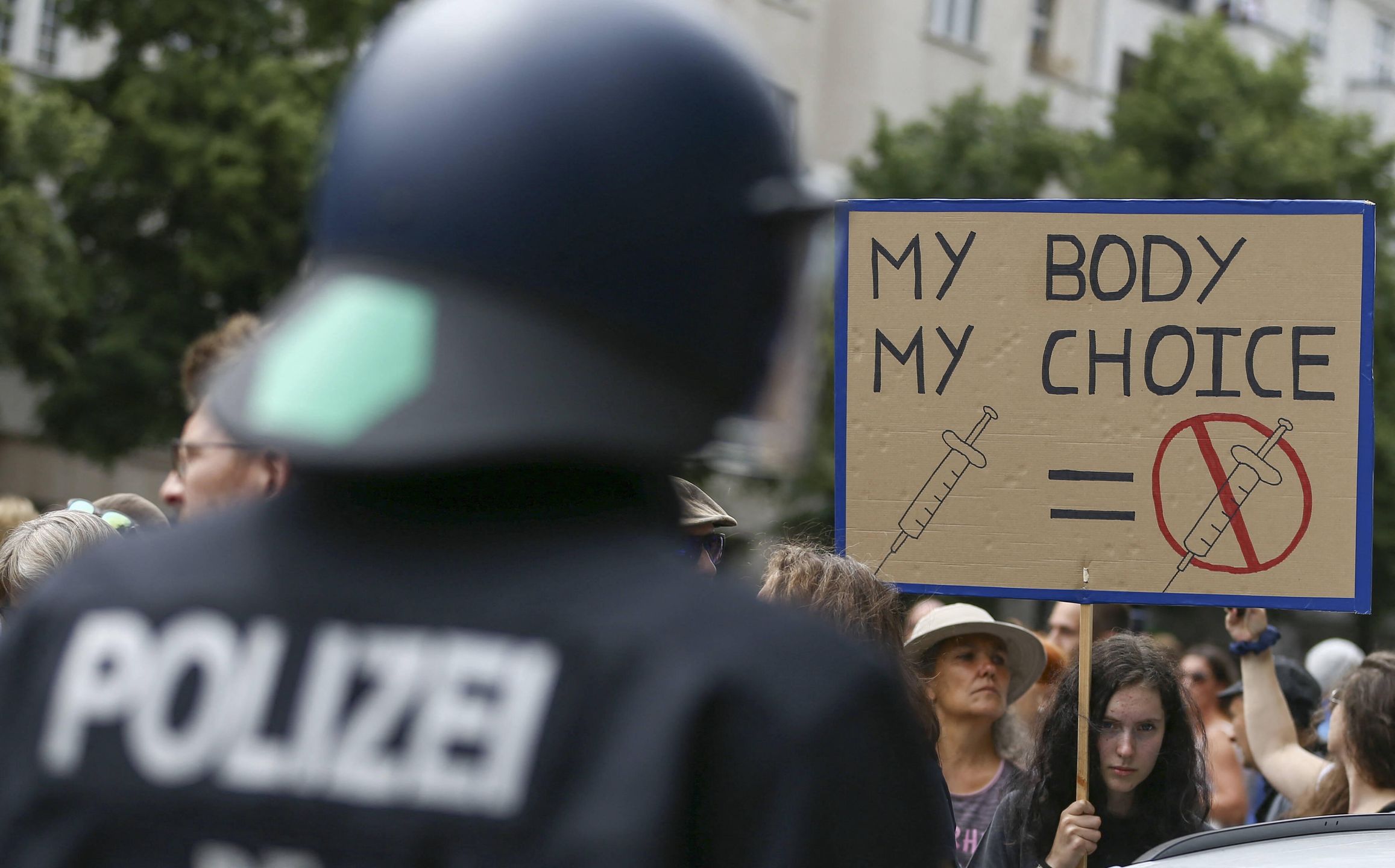 Anti coronavirus vaccine protest in BerlinBERLIN, GERMANY - AUGUST 01: Police officers intervene in anti coronavirus vaccine protesters during a demonstration against the covid-19 restrictions of government in Berlin, Germany on August 01, 2021. Abdulhamid Hosbas / Anadolu Agency/ABACAPRESS.COM 
Dostawca: PAP/AbacaAA/ABACACorona virus, Coronavirus, Epidemic, Epidemics, Epidemy, Illness / Disability, Pandemic, Virus, antyszczepionkowcy, covid, covid-19, epidemia, epidemie i zarazy, pandemia, policja, protest, wirus