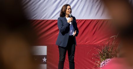 Kamala Harris i jej trampki zmieniają oblicze polityki. Po Białym Domu też będzie chodzić w Conversach