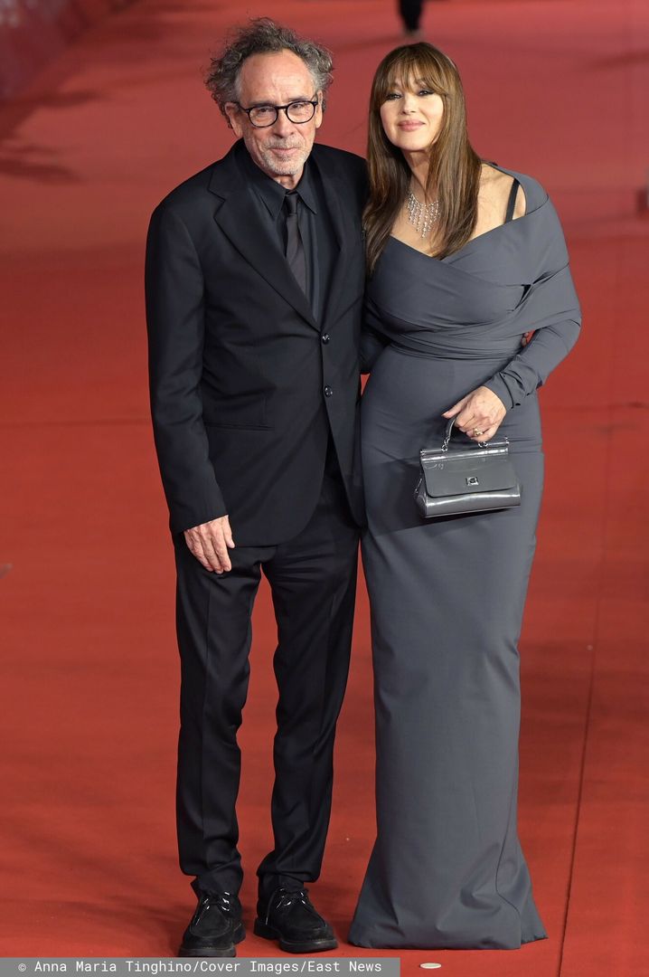 Monica Bellucci w szarej sukience 
