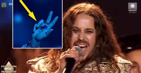 Sylwester. Michał Szpak sprytnie przemycił mały symbol. Nie wszyscy to widzieli