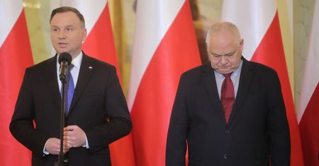 Prezydent murem za Glapińskim. "Nie rozważa wycofania kandydatury"