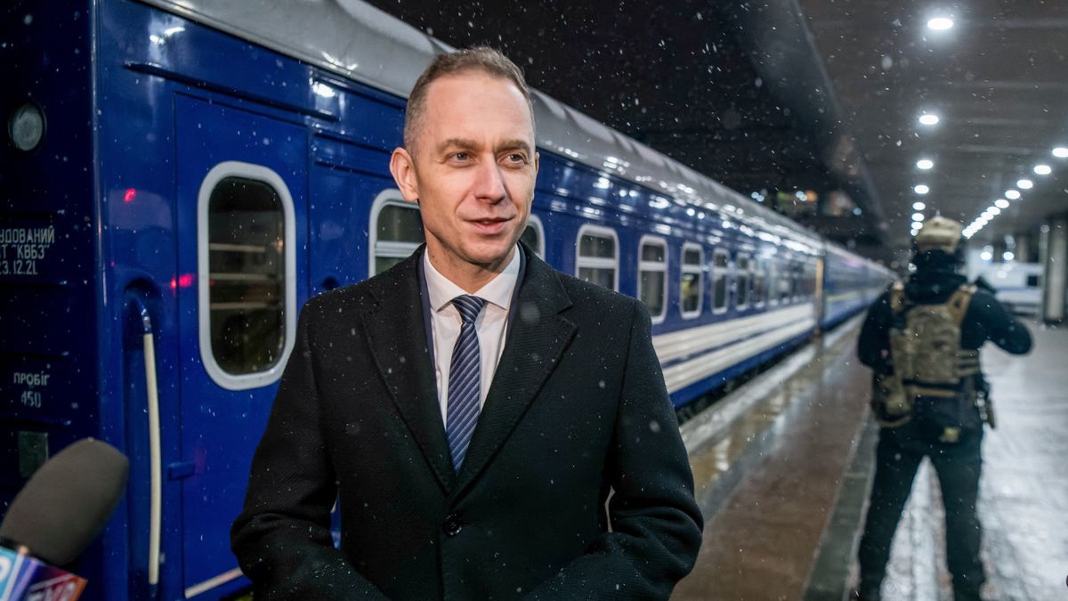 Wiceminister obrony narodowej Cezary Tomczyk rozmawia z mediam