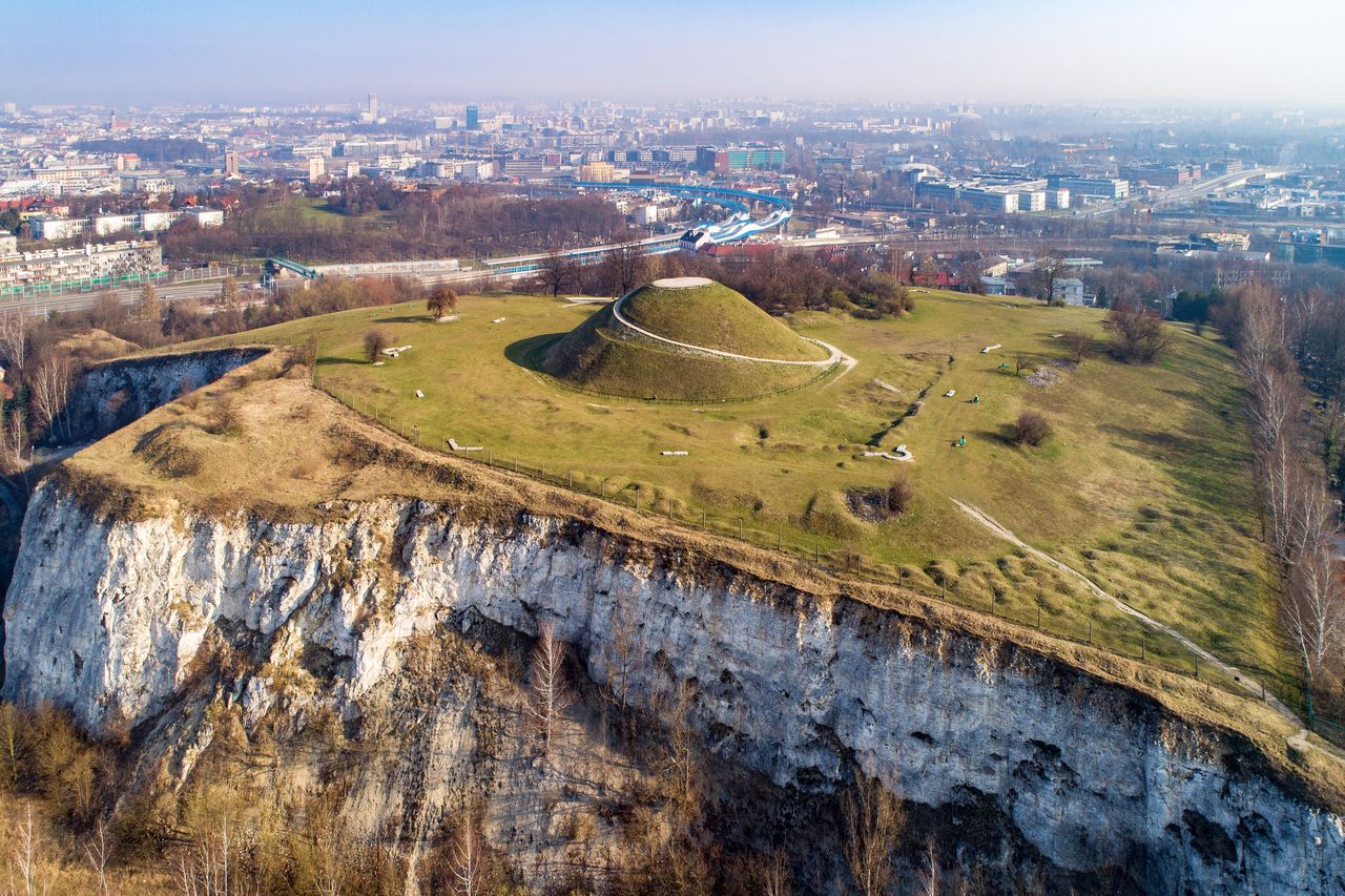 Krakowskie kopce. Słynne "górki" owiane legendami i mrocznymi historiami