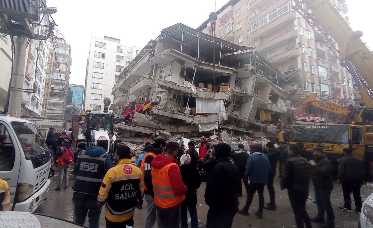 Nad ranem doszło do pierwszego trzęsienia ziemi w Turcji. Trwa akcja ratunkowa