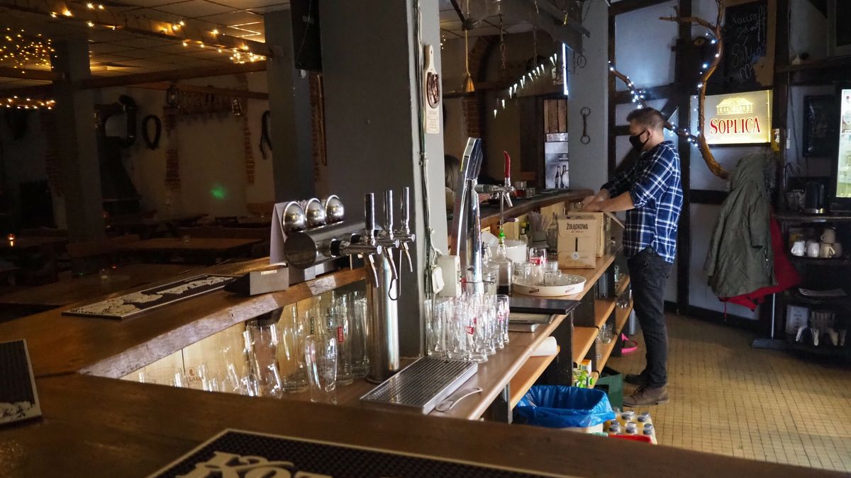 Akcja OtwieraMYLOKAL STAJNIA W GALOPIE - DYSKOTEKA - OTWARTA POMIMO ZAKAZU W PANDEMII W  RAMACH STRAJKU PRZEDSIEBIORCOW. UL. REWOLUCJI 1905 LOKAL DZIALA OD PIATKU  FOT.GRZEGORZ GALASINSKI / DZIENNIK LODZKIFOT GRZEGORZ GALASINSKI