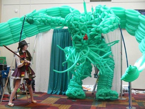 WTF dnia: dziewczyna przebrana za Doktora Who walczy z balonowym Cthulhu 2