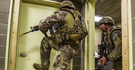 Romantyczny żołnierz z USA. Pisze, że kocha i prosi o pieniądze