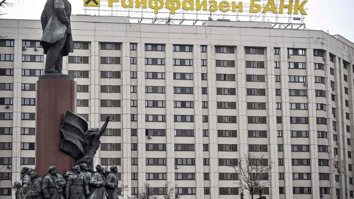 arch54
The logo of Raiffeisen bank is seen atop a building behind a huge monument to Vladimir Lenin, the founder of the USSR, in Moscow on April 3, 2023. - Austrian banking group Raiffeisen, one of the last major Western banks in Russia, said on March 30, 2023 it was considering a "sale or spin-off" of its subsidiary. "The RBI Group will continue to progress potential transactions which would result in the sale or spin-off of Raiffeisenbank Russia and deconsolidation of Raiffeisenbank Russia from the RBI Group," the company said, while "committing to further reducing business activity in Russia." (Photo by Alexander NEMENOV / AFP)
ALEXANDER NEMENOV