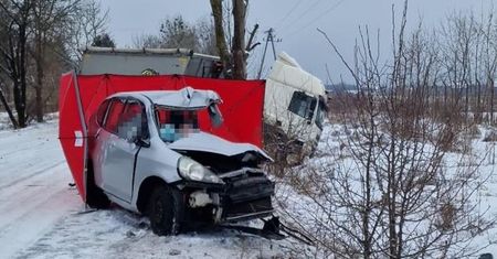 Honda wpadła w poślizg i wyjechała na czołowe z ciężarówką. Młody kierowca poniósł śmierć na miejscu