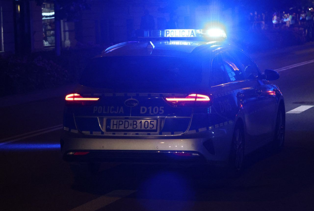 Pow. lubartowski: Tajemniczy pakunek podczepiony do balonu leżał przy drodze wojewódzkiej. Interweniowały służby