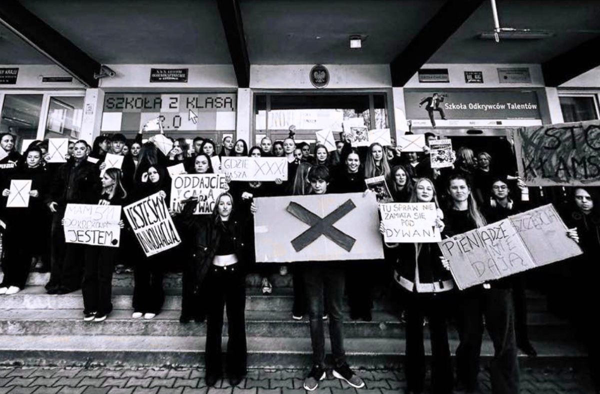 Uczniowie XXX LO w Krakowie zorganizowali "czarny protest"