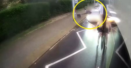Potrąciła wysiadającego z tramwaju mężczyznę. Wszystko się nagrało