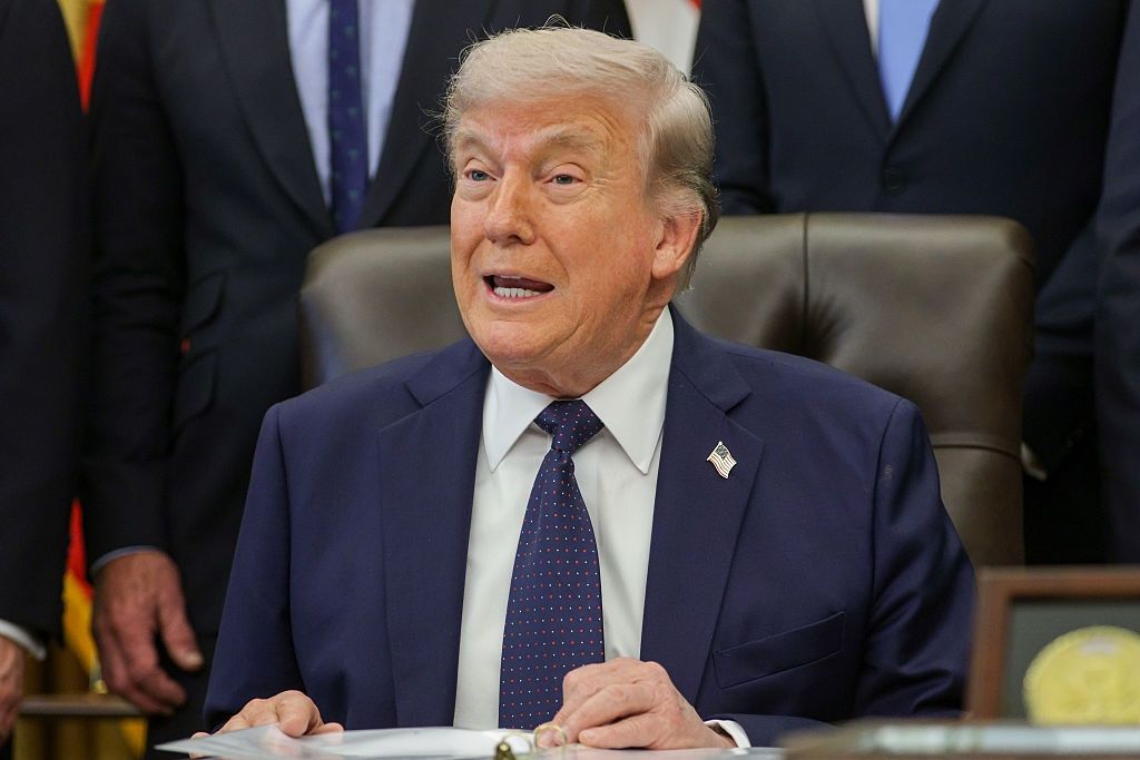 Donald Trump podejmuje decyzje, niektórzy zarabiają krocie. Analizy wskazują na Biały Dom