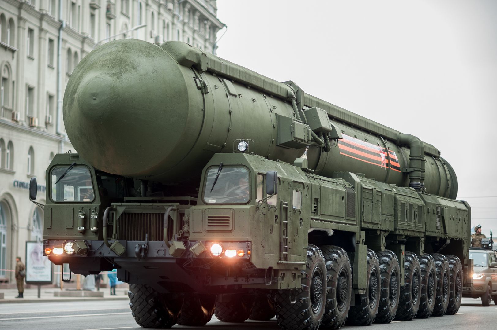 Mobilna wyrzutnia wraz z załadowanym pociskiem RS-24 Jars.