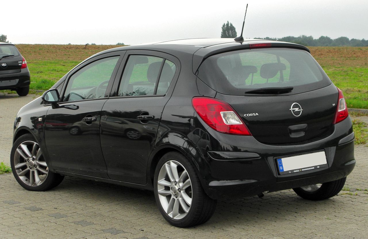 Opel Corsa w wersji 5d (model z 2010 r.) jest przykładem samochodu posiadającego praktycznie gotową instalację pod drugie światło przeciwmgłowe, z wyjątkiem krótkiego przewodu, który należy dołożyć. Nie ma jednak potrzeby - jak w Dacii Sandero - podłączać się pod lewe światło przeciwmgielne.