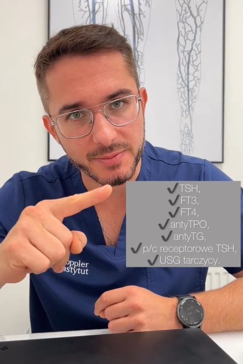 Prof. Paluch pokazuje listę badań, które mogą pomóc w zdiagnozowaniu chorób tarczycy