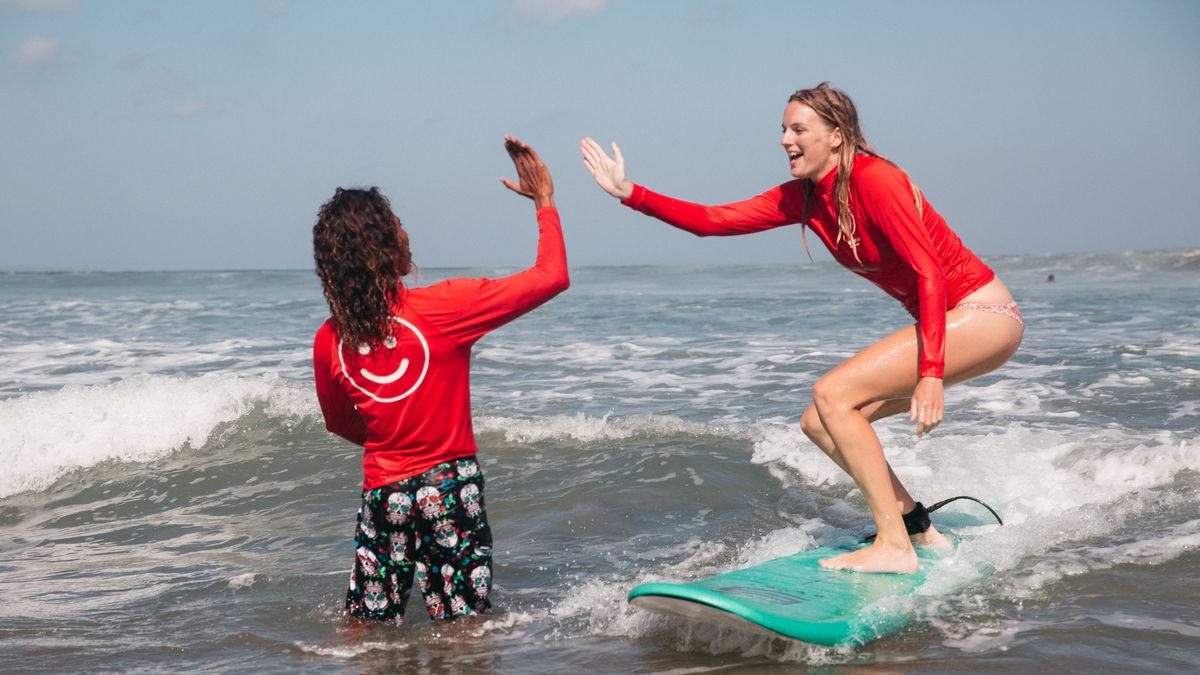Na najwyższe stawki mogą liczyć instruktorzy surfingu, nurkowania lub żeglarstwa