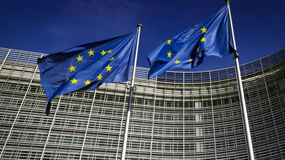 Flagi Unii Europejskiej przed budynkiem siedziby Komisji Europejskiej

