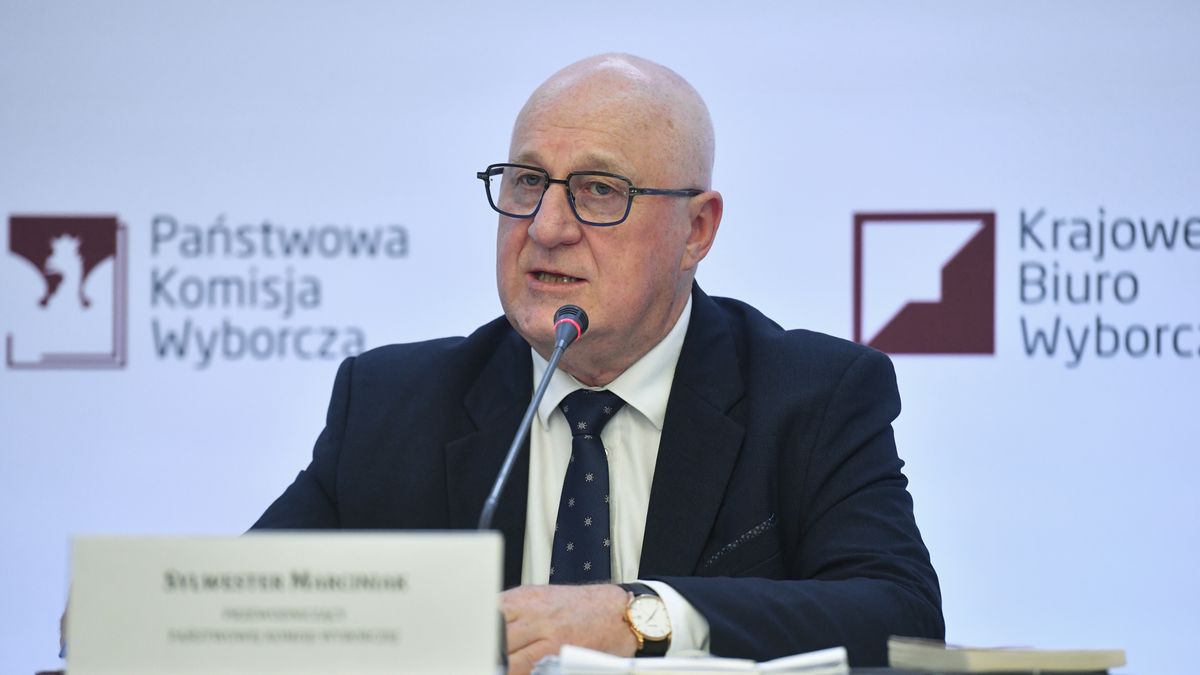 Warszawa, 01.06.2025. Wybory prezydenta RP - II tura. Przewodniczący Państwowej Komisji Wyborczej Sylwester Marciniak podczas drugie konferencji PKW, 1 bm. w Warszawie. Konferencja dot. frekwencji, która w drugiej turze wyborów prezydenckich na godzinę 12 wyniosła 24,83 proc. Trwa głosowanie w II turze wyborów prezydenta RP. Do jego zakończenia obowiązuje cisza wyborcza. (mr) PAP/Piotr Nowak