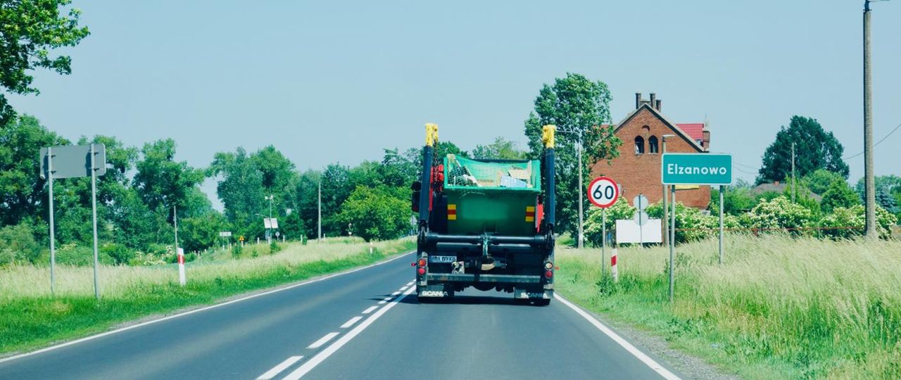 Nowa ścieżka, zatoka autobusowa i zjazdy. Trwają prace przy DK15 pod Kowalewem Pomorskim