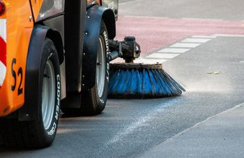 Pilotażowy program zmywania ulic w Krakowie. Novum ma ograniczyć uciążliwości zapachowe w południowo-zachodniej części miasta