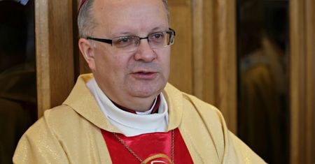 Posłanka Lewicy ujawniła szokujące nagrania. Biskup nakłaniał księdza do seksu?