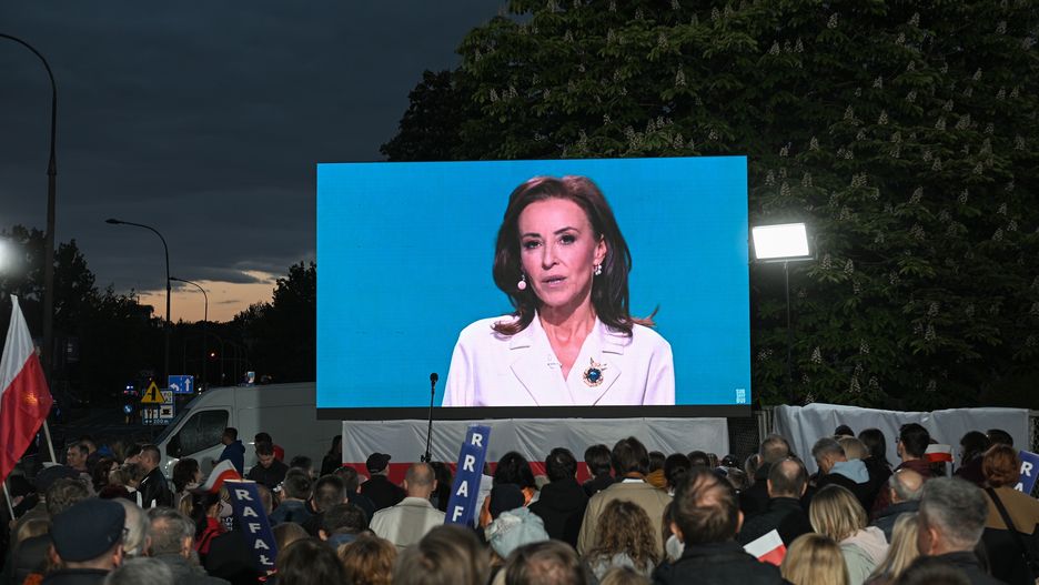 Warszawa, 12.05.2025. Wybory Prezydenta RP 2025 - kampania. Dziennikarka Dorota Wysocka-Schnepf (na telebimie) przed gmachem TVP w Warszawie, 12 bm. W siedzibie Telewizji Polskiej odbywa się ostatnia przedwyborcza debata kandydatów na prezydenta, transmitowana przez trzy ogólnopolskie stacje ? TVP, TVN i Polsat. (sko) PAP/Marcin Obara