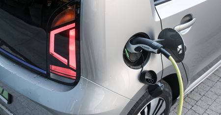Rząd mrozi ceny prądu i podaje limity. Ładujesz elektryka w domu? Wrócisz na tarczy, a nie z nią