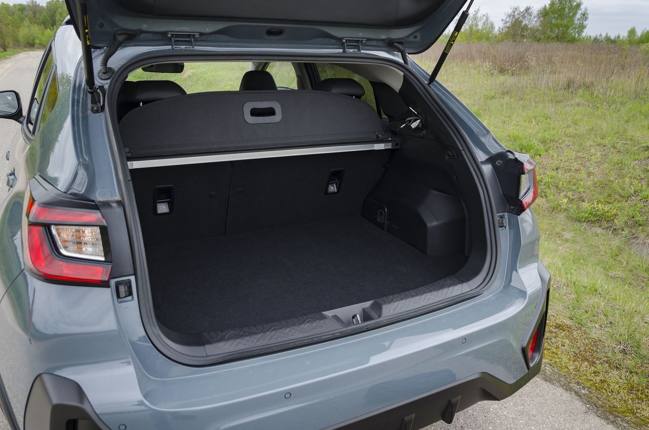 Subaru Crosstrek ma pod podłogą bagażnika baterię trakcyjną i napęd na cztery koła. Dlatego jest płytki. 