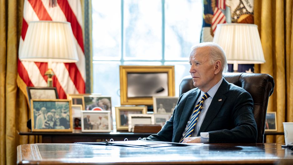 US President Joe Biden looks on as he convenes officials for a briefing on the federal response to the wildfires in Los Angeles in the Oval Office at the White House in Washington DC, 10 January 2025. President Biden was joined by Vice President Kamala Harris and White House Homeland Security Advisor Liz Sherwood-Randall, and on video screen Governor Gavin Newson (D-CA), Los Angeles Mayor Karen Bass, and FEMA Administrator Deanne Criswell. The National Preparedness Level was raised to prioritize additional suppression resources, including wildland fire crews and other personnel, engines, helicopters, airtankers and other aircraft, and other specialized heavy equipment. EPA/LEIGH VOGEL / POOL Dostawca: PAP/EPA.
