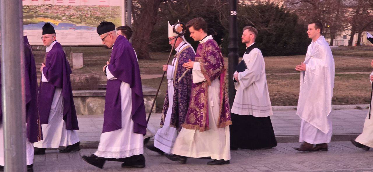 Utrudnienia w ruchu w Płocku w Środę Popielcową. Zmiany na trasie do katedry