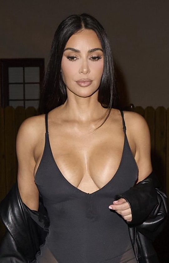 Kim Kardashian drepcze na kolację wystrojona w śmiałą kreację