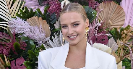 Karolina Pisarek pozuje w bikini. Wyleguje się na plaży