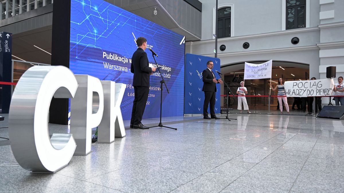 Łódź, 07.06.2022. Sekretarz stanu w Ministerstwie Infrastruktury, sekretarz stanu w Ministerstwie Funduszy i Polityki Regionalnej, pełnomocnik rządu ds. Centralnego Portu Komunikacyjnego dla RP Marcin Horała (C) podczas konferencji prasowej dot. wariantu inwestorskiego odcinka Kolei Dużych Prędkości: Warszawa Zachodnia � Centralny Port Komunikacyjny - Łódź Fabryczna, 7 bm. w hali głównej dworca Łódź Fabryczna. (mr) PAP/Grzegorz Michałowski