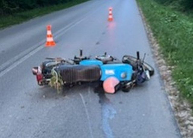 fot. Policja Janów Lubelski. Kierujący motocyklem bez uprawnień i kasku