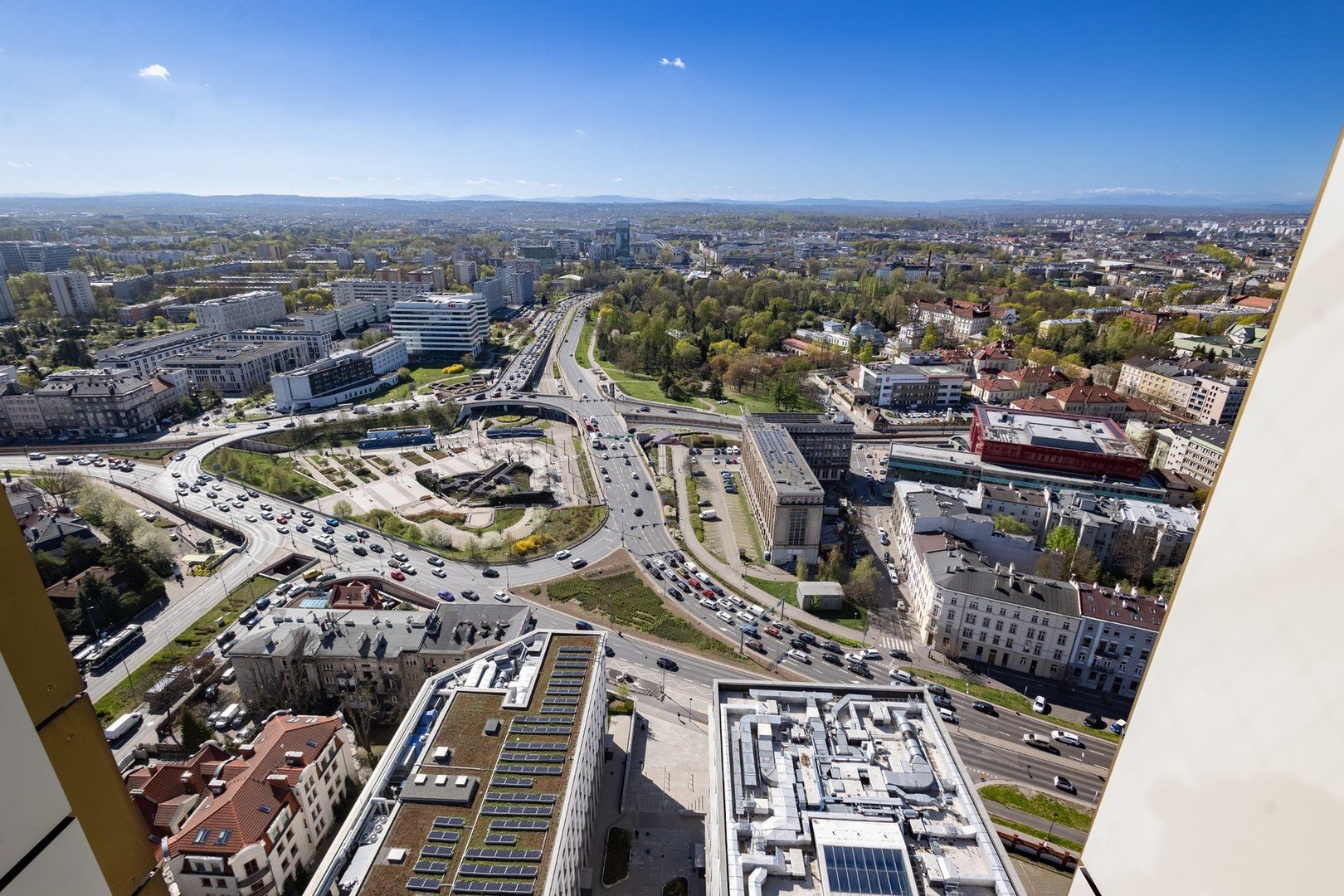 Wprowadzenie strefy czystego transportu ma ograniczyć ruch pojazdów emitujących nadmierną ilość spalin. 