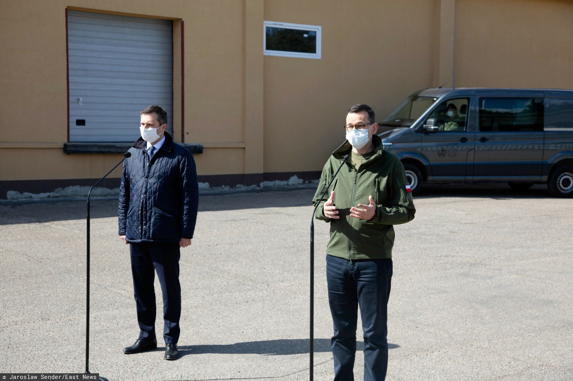 Konferencja premiera w składnicy Agencji Rezerw Materiałowych - późniejszej Agencji Rezerw Strategicznych