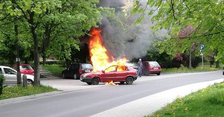 Pożar samochodu na ul. Tumidajskiego. Auto spłonęło doszczętnie (zdjęcia)