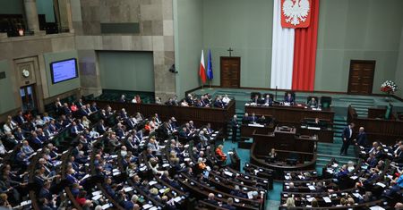 Kto teraz zwyciężyłby w wyborach parlamentarnych? Zmiany na szczycie