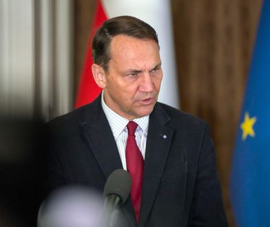 Sikorski zakpił z Pieskowa. Tak skomentował rosyjską propagandę