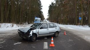 Wypadek w Czarnowie na DK60, 11.07.2025. Kierująca uderzyła w drzewo