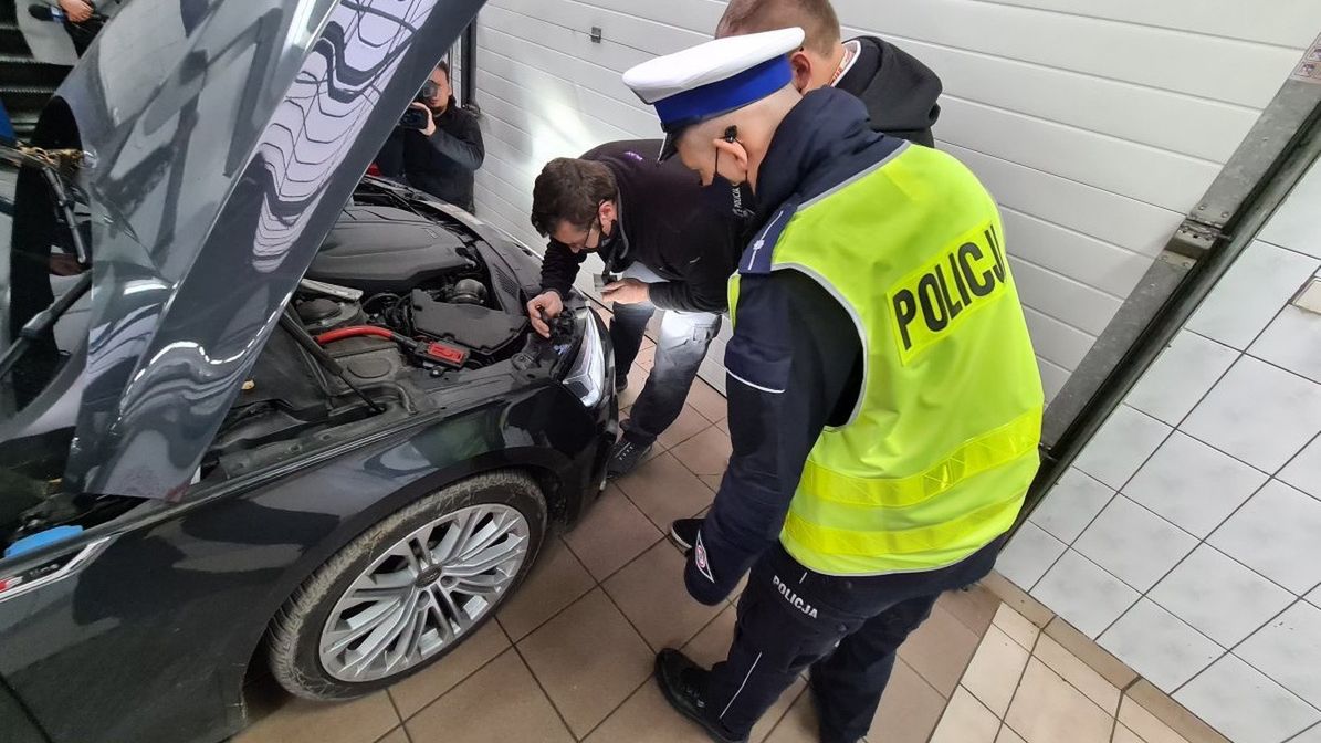 Kontrola samochodu w ramach akcji "Twoje światła - nasze bezpieczeństwo"