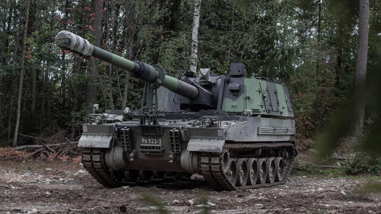 Podstawowym uzbrojeniem K9 Thunder jest 155-mm armata o długości lufy 52 kalibrów. Donośność haubicy sięga 40 km (w przypadku K9A1 – nawet 54 km)