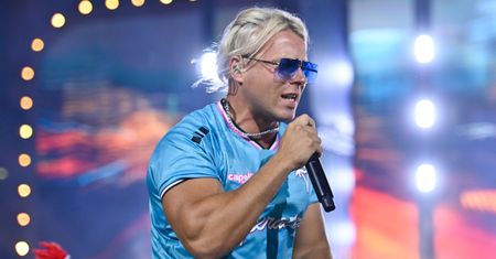 Blond włosy Skolima to już przeszłość. Muzyk ZASKOCZYŁ nową fryzurą [ZDJĘCIA]