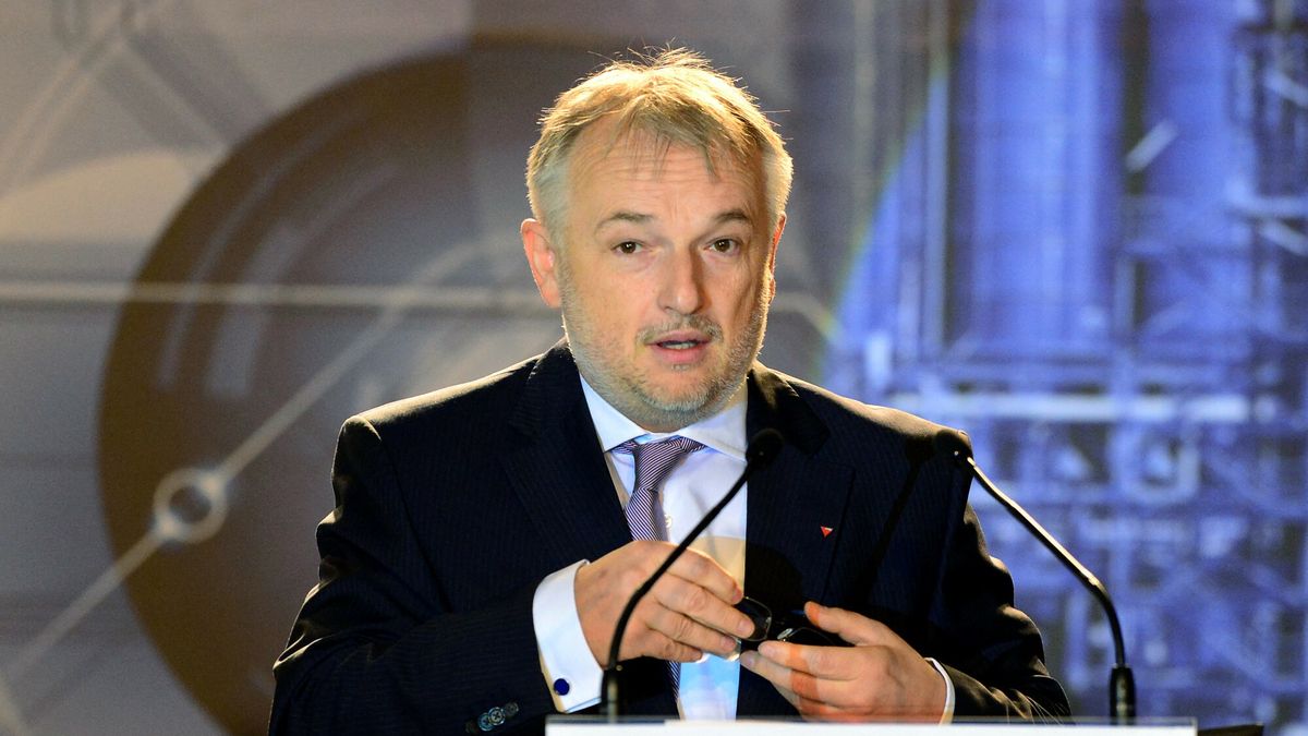 arch51
CEO of Hungary's energy group MOL Zsolt Hernadi prepares for his speech during the foundation stone ceremony in the largest petrochemical complex in Hungary, the TVK, on October 15, 2013 in Tiszaujvaros, Hungary. A Hungarian court rejected a European arrest warrant issued by Croatia for Hernadi, in a case that landed a former Croatian prime minister in jail. Hernadi is suspected of striking a deal in 2008 with Croatia's ex-prime minister Ivo Sanader under which MOL allegedly paid 10 million euros ($13.5 million) in return for assuring its control of Croatian oil and gas company INA.   AFP PHOTO / ATTILA KISBENEDEK (Photo by ATTILA KISBENEDEK / AFP)
ATTILA KISBENEDEK
