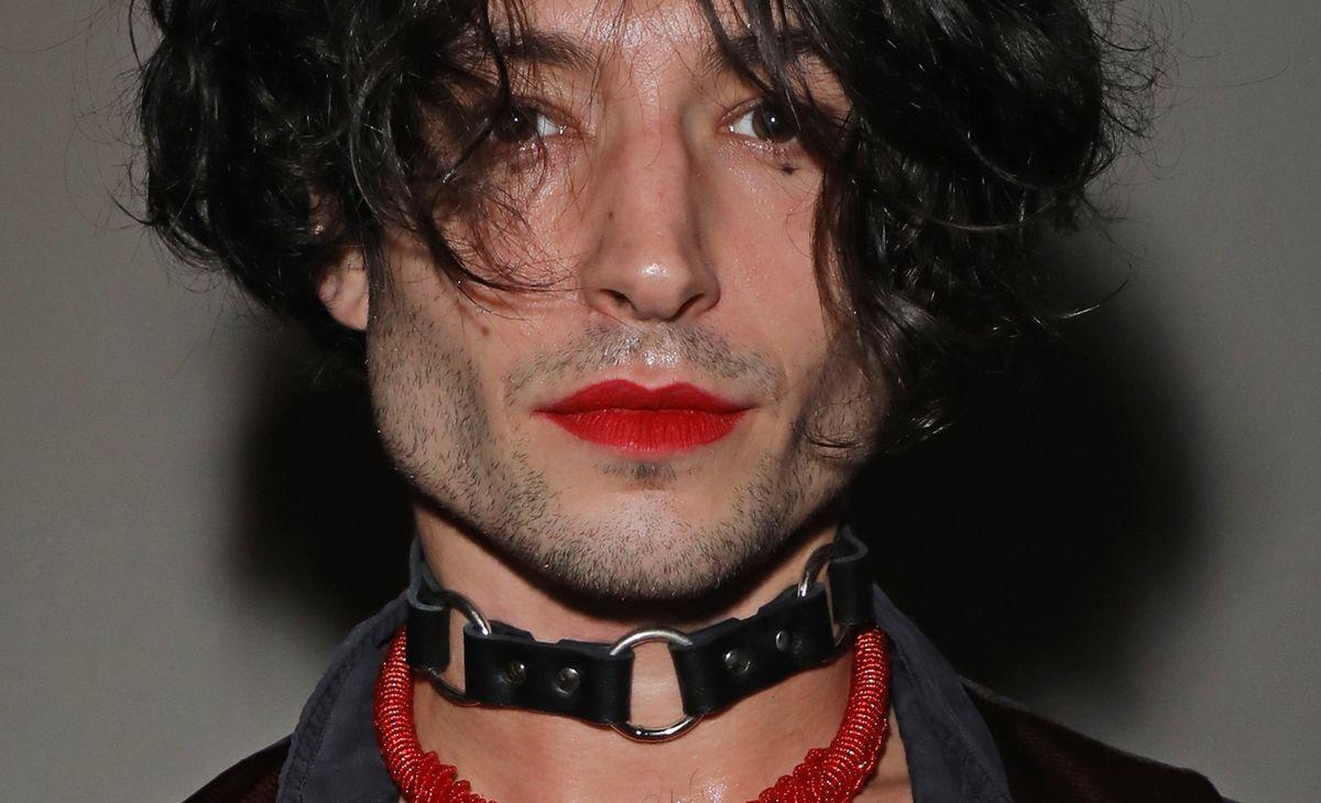 Ezra Miller pozostaje gwiazdą Warner Bros.