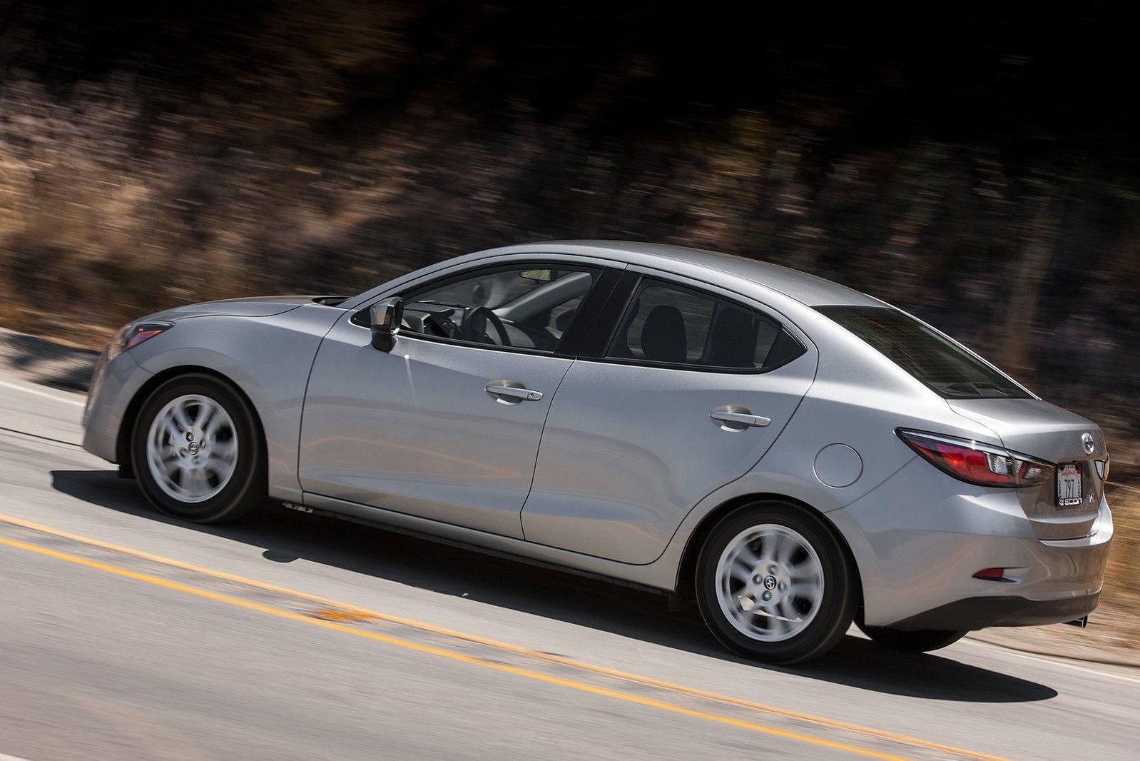 Model iA (2016), czyli Mazda 3 sedan ze znaczkiem Sciona na masce i Toyoty na osłonie silnika