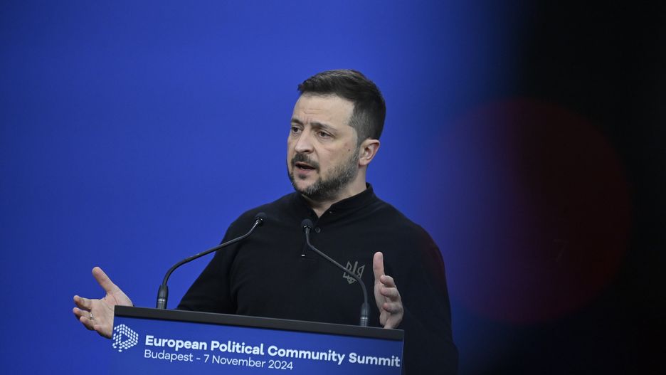 Ukraine's President Volodymyr Zelensky attends a press conference after the 5th summit of the European Political Community (EPC) in Puskas Arena in Budapest, Hungary, 07 November 2024. EPA/ZOLTAN BALOGH HUNGARY OUT Dostawca: PAP/EPA.