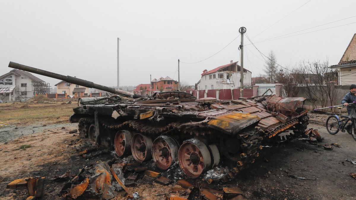 Ukrainiain forces retake village of Dmitrivka near Kyivepa09865669 A destroyed tank after Ukrainian troops retook the village of Dmitrivka near Kyiv (Kiev), Ukraine, 02 April 2022. The village and its surroundings have recently been recaptured by Ukrainian forces amid the ongoing Russian invasion of Ukraine.  EPA/SERGEY DOLZHENKO Dostawca: PAP/EPA.SERGEY DOLZHENKO