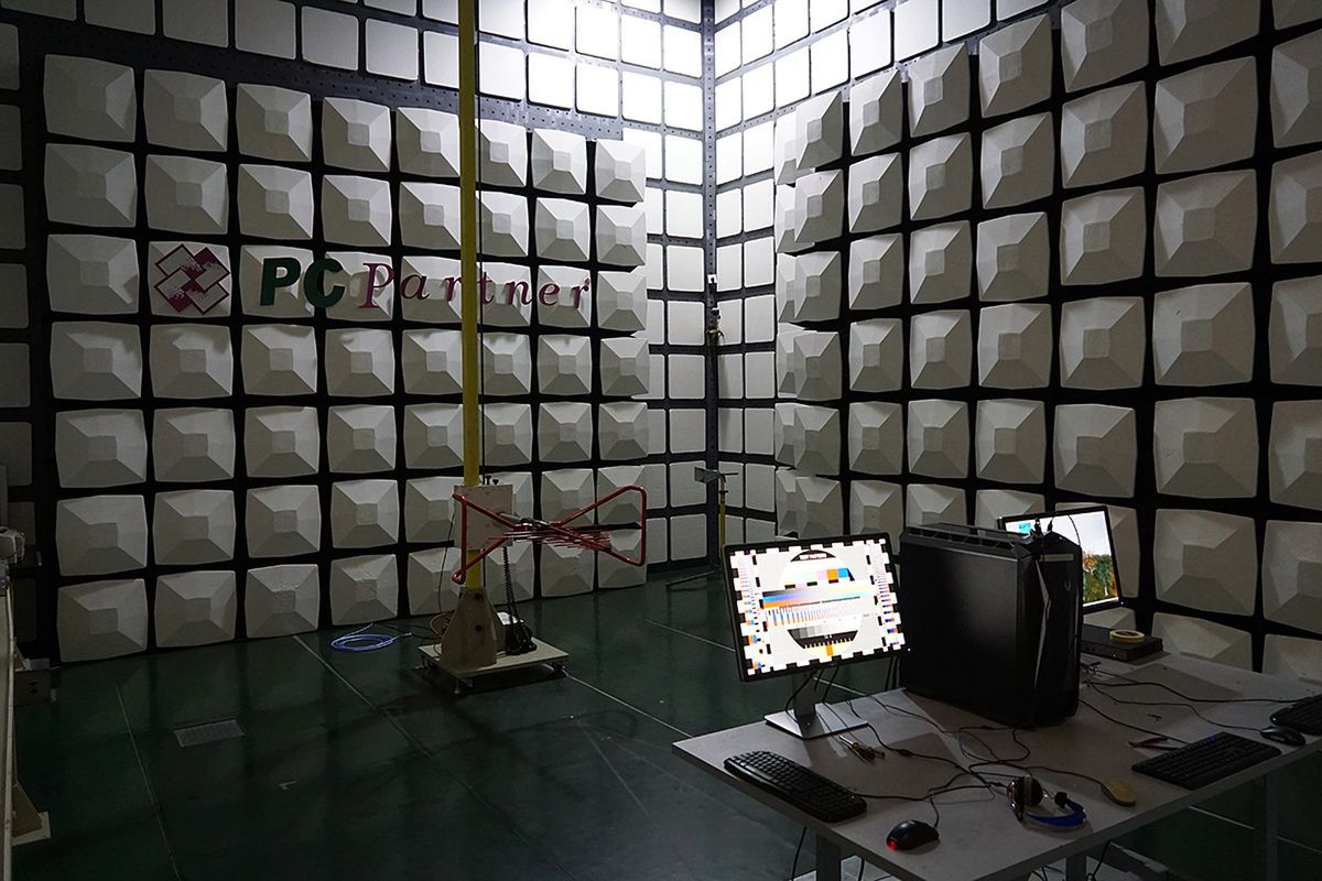 Pomieszczenie elektromagnetyczne, EMC Lab. Źródło: Akiba PC Hotline!